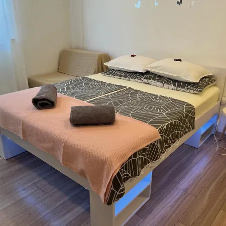 Lynn Apartment *